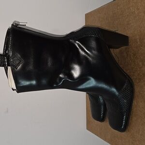 (New) Unisa Black Leather Ankle Boots Womens Size 7.5B